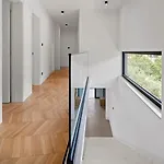 Pavuza Luxury 4-bedroom Seaview *