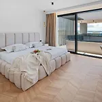Pavuza Luxury 4-bedroom Seaview *