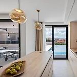 Pavuza Luxury 4-bedroom Seaview *