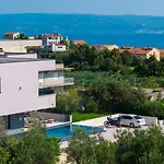 Pavuza Luxury 4-bedroom Seaview Podstrana