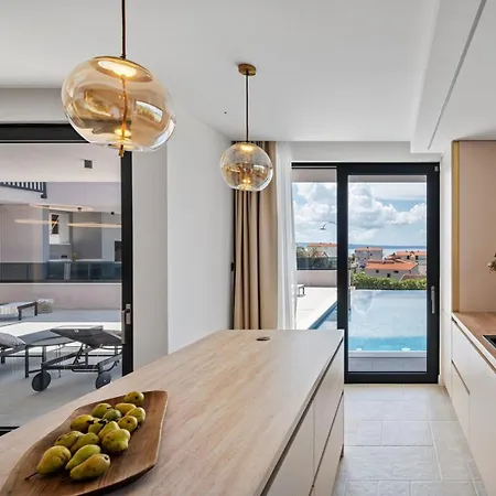 New! Pavuza - Luxury 4-bedroom Seaview *