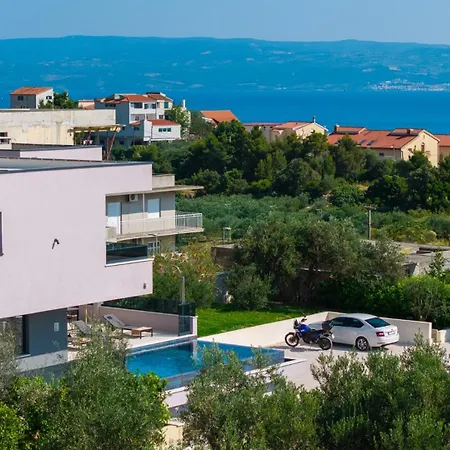 Pavuza Luxury 4-bedroom Seaview بودْسْتغانا