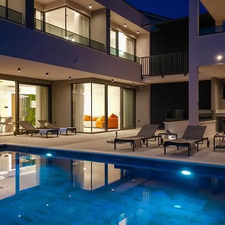Pavuza Luxury 4-bedroom Seaview *