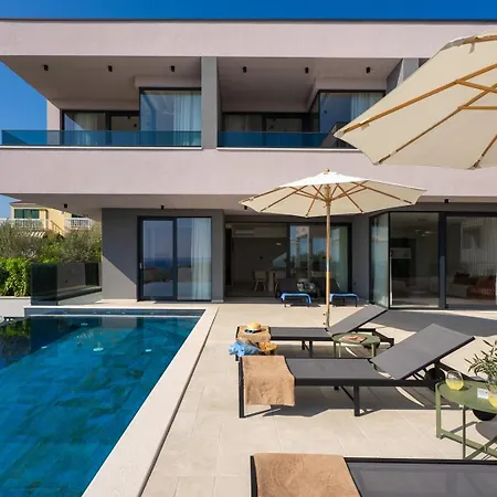 Pavuza Luxury 4-bedroom Seaview فيلة